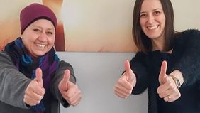ingeus Kundin und ihrem Jobcoach lächeln